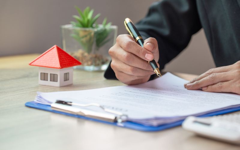 Kinh nghiệm mua chung cư là nên xem xét kỹ hợp đồng mua bán trước khi ký kết và đặt cọc