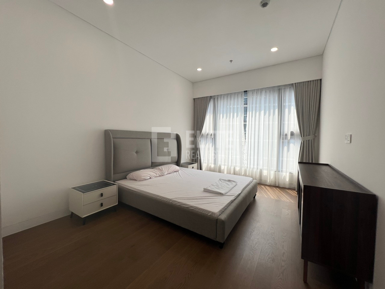 THE RIVER - cho thuê căn hộ 3 phòng ngủ đầy đủ nội thất chất lượng cao có thang máy dành riêng cho căn hộ
