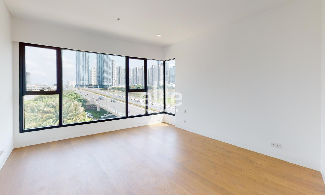 THE RIVER - Basic furniture 4-bedroom apartment for rent with a view embracing the riverside park